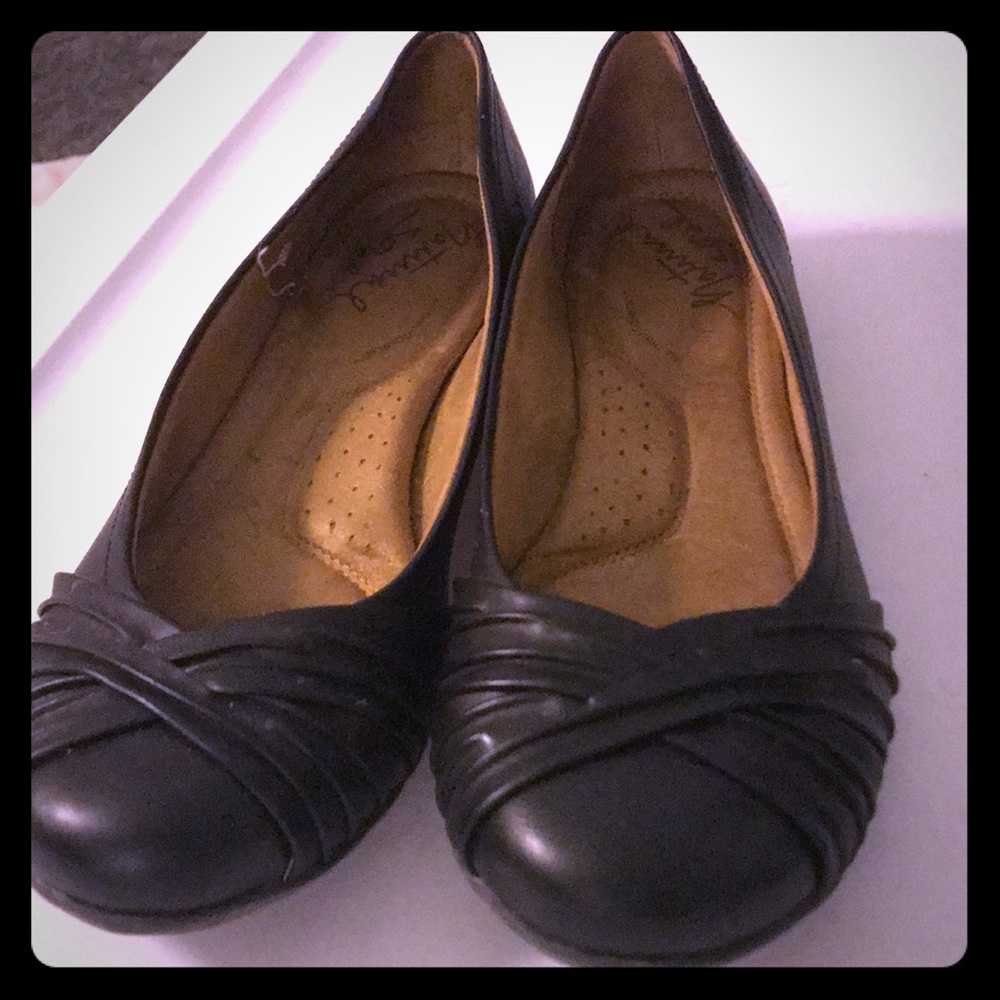 Natural Sole Black Flats 8.5